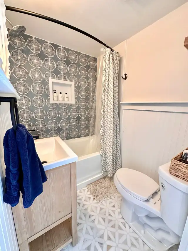 Blue Tide Cottage: bathroom