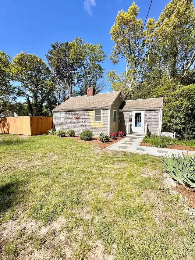 Blue Tide Cottage: yard