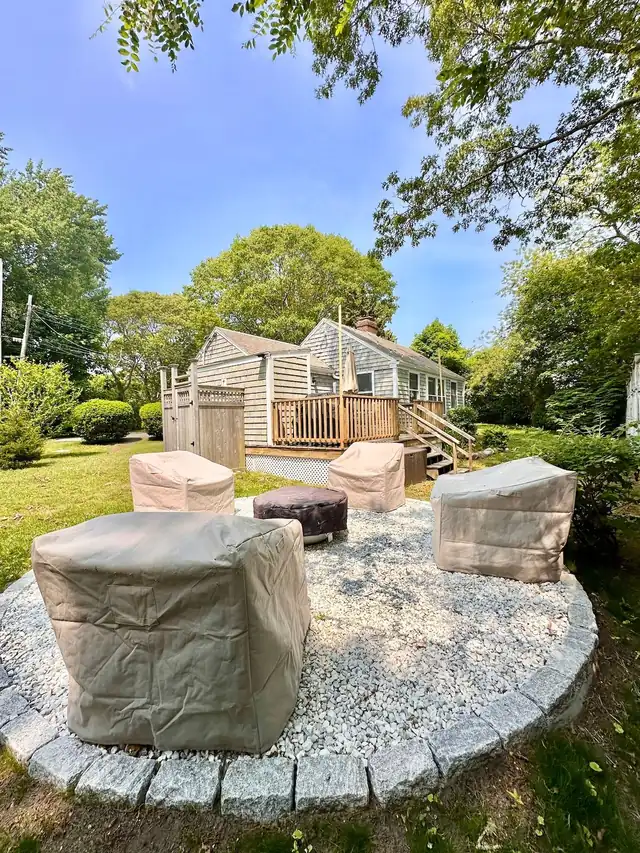 Coral Coast Cottage: front exterior and walkway