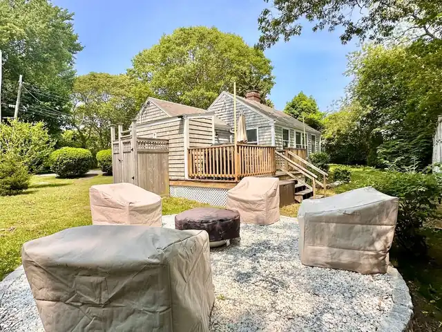Coral Coast Cottage: front exterior and walkway
